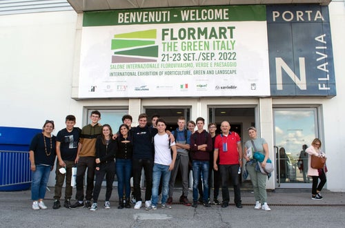 Flomart: foto di gruppo all'ingresso della fiera Flomart: foto di gruppo all'ingresso della fiera