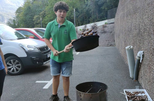Castagnata: alunno fa saltare le castagne in padella Castagnata: alunno fa saltare le castagne in padella