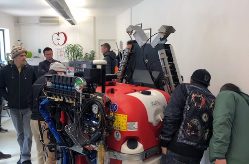 FC imprenditore agricolo - visita aziendale: i corsisti guardano i macchinari FC imprenditore agricolo - visita aziendale: i corsisti guardano i macchinari