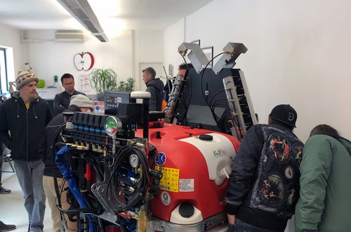 FC imprenditore agricolo - visita aziendale: i corsisti guardano i macchinari FC imprenditore agricolo - visita aziendale: i corsisti guardano i macchinari