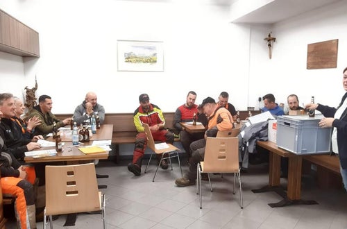 FC Corso motosega: foto di gruppo in un momento di pausa FC Corso motosega: foto di gruppo in un momento di pausa