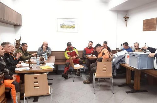 FC Corso motosega: foto di gruppo in un momento di pausa FC Corso motosega: foto di gruppo in un momento di pausa