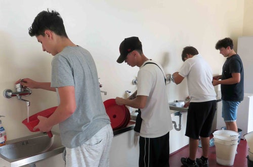 Vendemmia II su pergola: alunni a scuola, lavano gli attrezzi (imbuti) dopo averli utilizzati in vigna Vendemmia II su pergola: alunni a scuola, lavano gli attrezzi (imbuti) dopo averli utilizzati in vigna