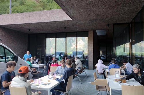 Castagnata: gli alunni seduti in tante belle tavolate per mangiare castagne arrosto Castagnata: gli alunni seduti in tante belle tavolate per mangiare castagne arrosto