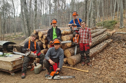 Corso motosega 2022 - foto di gruppo per alcuni alunni di fronte alla catasta degli alberi abbattuti Corso motosega 2022 - foto di gruppo per alcuni alunni di fronte alla catasta degli alberi abbattuti