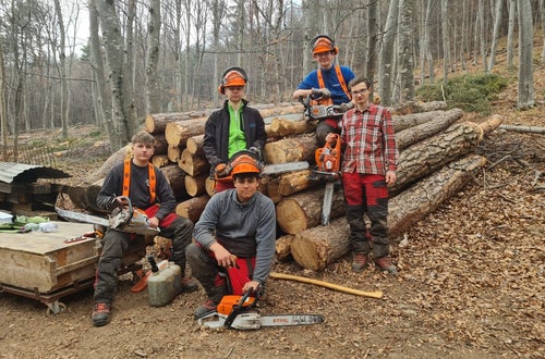 Corso motosega 2022 - foto di gruppo per alcuni alunni di fronte alla catasta degli alberi abbattuti Corso motosega 2022 - foto di gruppo per alcuni alunni di fronte alla catasta degli alberi abbattuti