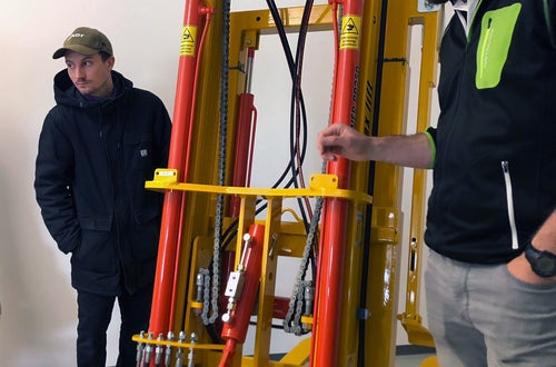 FC imprenditore agricolo - visita aziendale: corsista guarda le caratteristiche tecniche di una macchina FC imprenditore agricolo - visita aziendale: corsista guarda le caratteristiche tecniche di una macchina