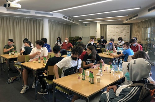 VOG - visita didattica: gli alunni assistono alla presentazione introduttiva VOG - visita didattica: gli alunni assistono alla presentazione introduttiva
