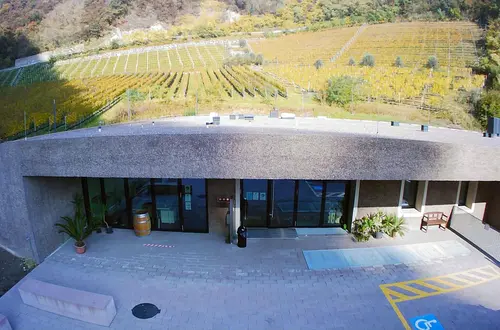 Ingresso principale edificio scolastico Ingresso principale edificio scolastico