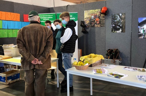 Agrialp: visitatori vengono informati dagli alunni Agrialp: visitatori vengono informati dagli alunni