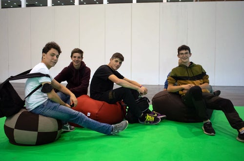 Flomart: un pò di riposo, alcuni alunni siedono sui grandi puff messi a terra Flomart: un pò di riposo, alcuni alunni siedono sui grandi puff messi a terra