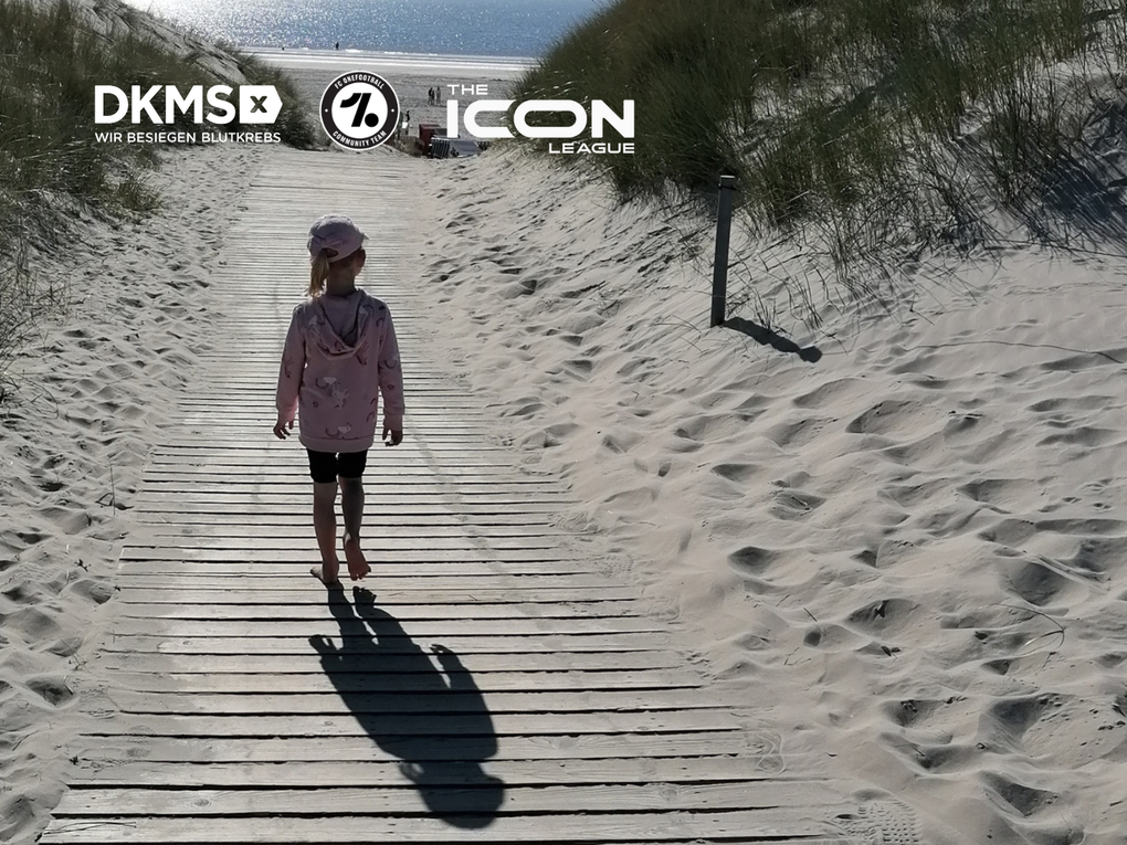 Mila am Strand - Logos von DKMS, OneFootball und Icon League Mila am Strand - Logos von DKMS, OneFootball und Icon League