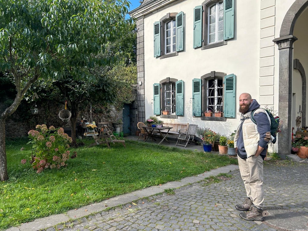 Ein Mann steht vor einem Haus. Ein Mann steht vor einem Haus.