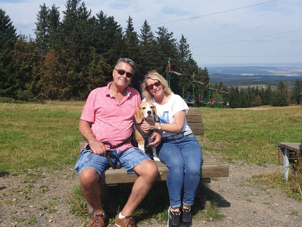 Frank und seine Frau sitzen auf einer Bank mit ihrem Hund. Frank und seine Frau sitzen auf einer Bank mit ihrem Hund.