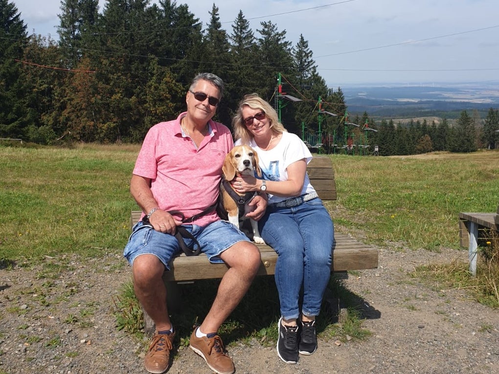 Frank und seine Frau sitzen auf einer Bank mit ihrem Hund. Frank und seine Frau sitzen auf einer Bank mit ihrem Hund.