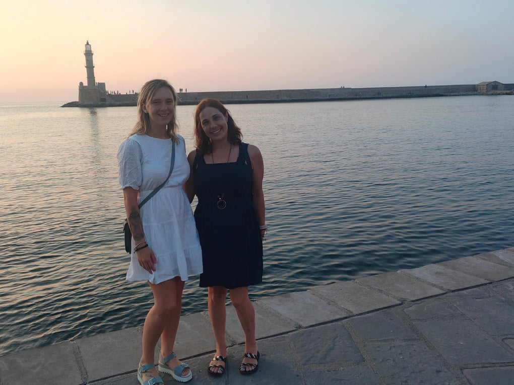 zwei Frauen stehen am Strand, im Hintergrund sieht man das Meer zwei Frauen stehen am Strand, im Hintergrund sieht man das Meer