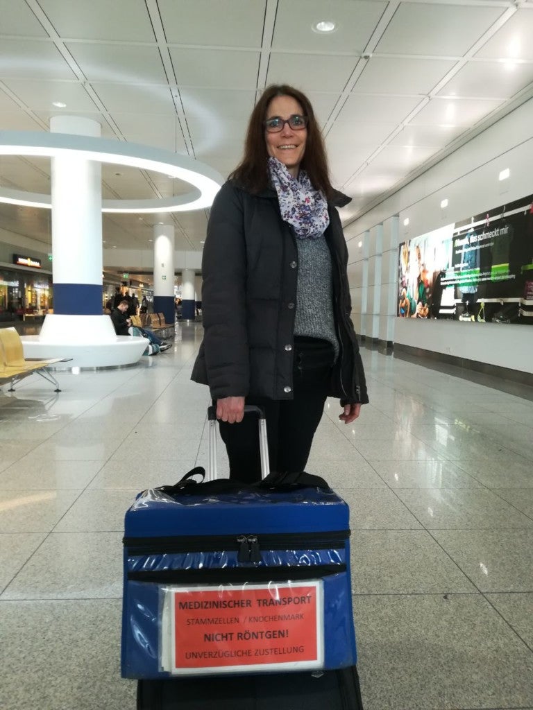 Patricia Scheer als Stammzellkurierin am Flughafen Patricia Scheer als Stammzellkurierin am Flughafen