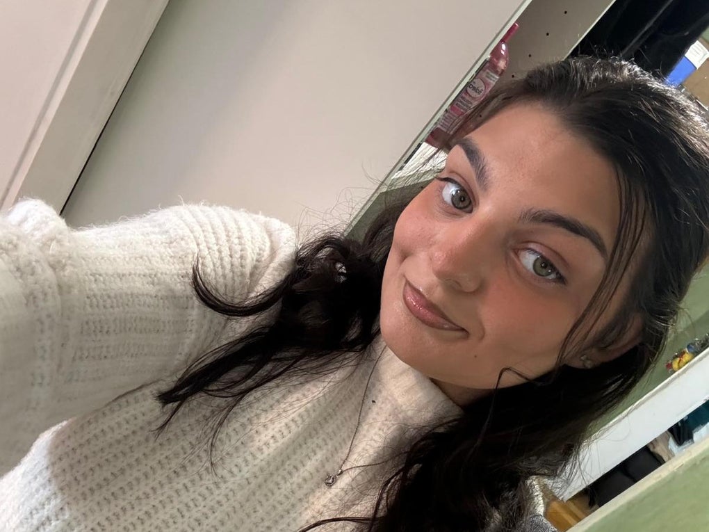 Eine Frau posiert für ein Selfie Eine Frau posiert für ein Selfie