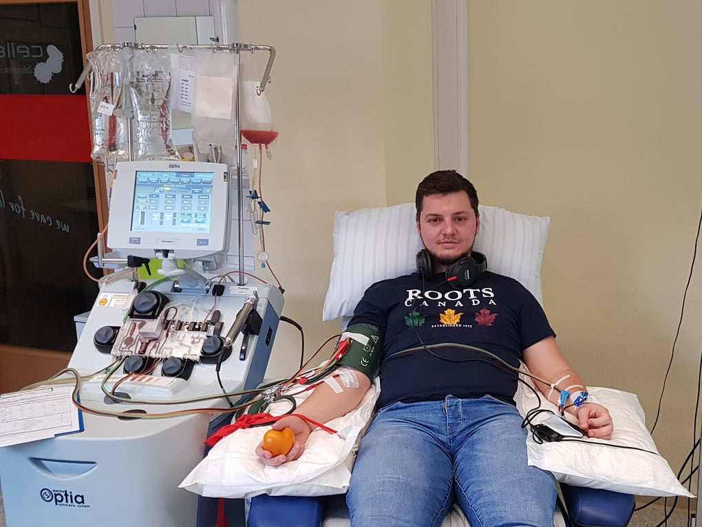 Ein Mann liegt in einem Krankenhausbett Ein Mann liegt in einem Krankenhausbett