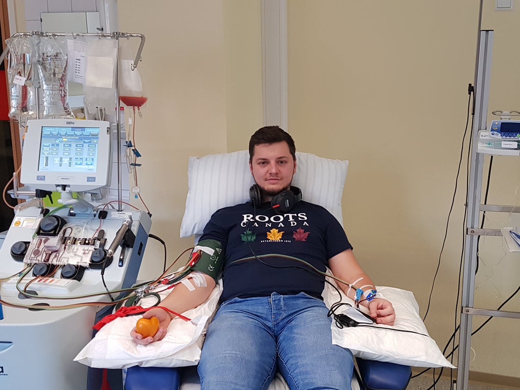 Ein Mann liegt in einem Krankenhausbett Ein Mann liegt in einem Krankenhausbett