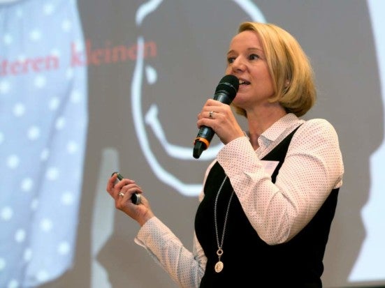 Heike Müller-Jungbluth spricht auf einer Bühne in ein Mikrofon Heike Müller-Jungbluth spricht auf einer Bühne in ein Mikrofon