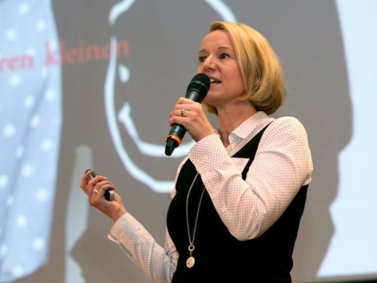 Heike Müller-Jungbluth spricht auf einer Bühne in ein Mikrofon Heike Müller-Jungbluth spricht auf einer Bühne in ein Mikrofon