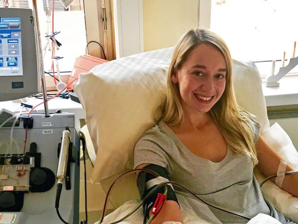 Eine Frau in einem Apherese Stuhl spendet Stammzellen Eine Frau in einem Apherese Stuhl spendet Stammzellen