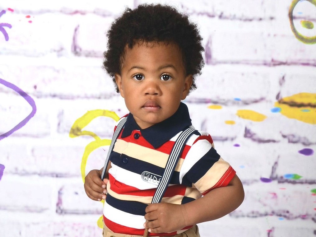 Ein Kind schaut in die Kamera Ein Kind schaut in die Kamera