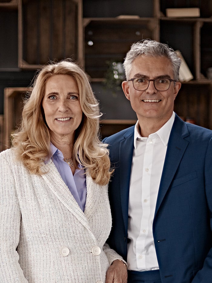 Porträt von Dr. Elke Neujahr, Dr. Deborah Buk und Stephan Schumacher im Business-Outfit vor einem Regal mit Büchern und Dekoration. Porträt von Dr. Elke Neujahr, Dr. Deborah Buk und Stephan Schumacher im Business-Outfit vor einem Regal mit Büchern und Dekoration.
