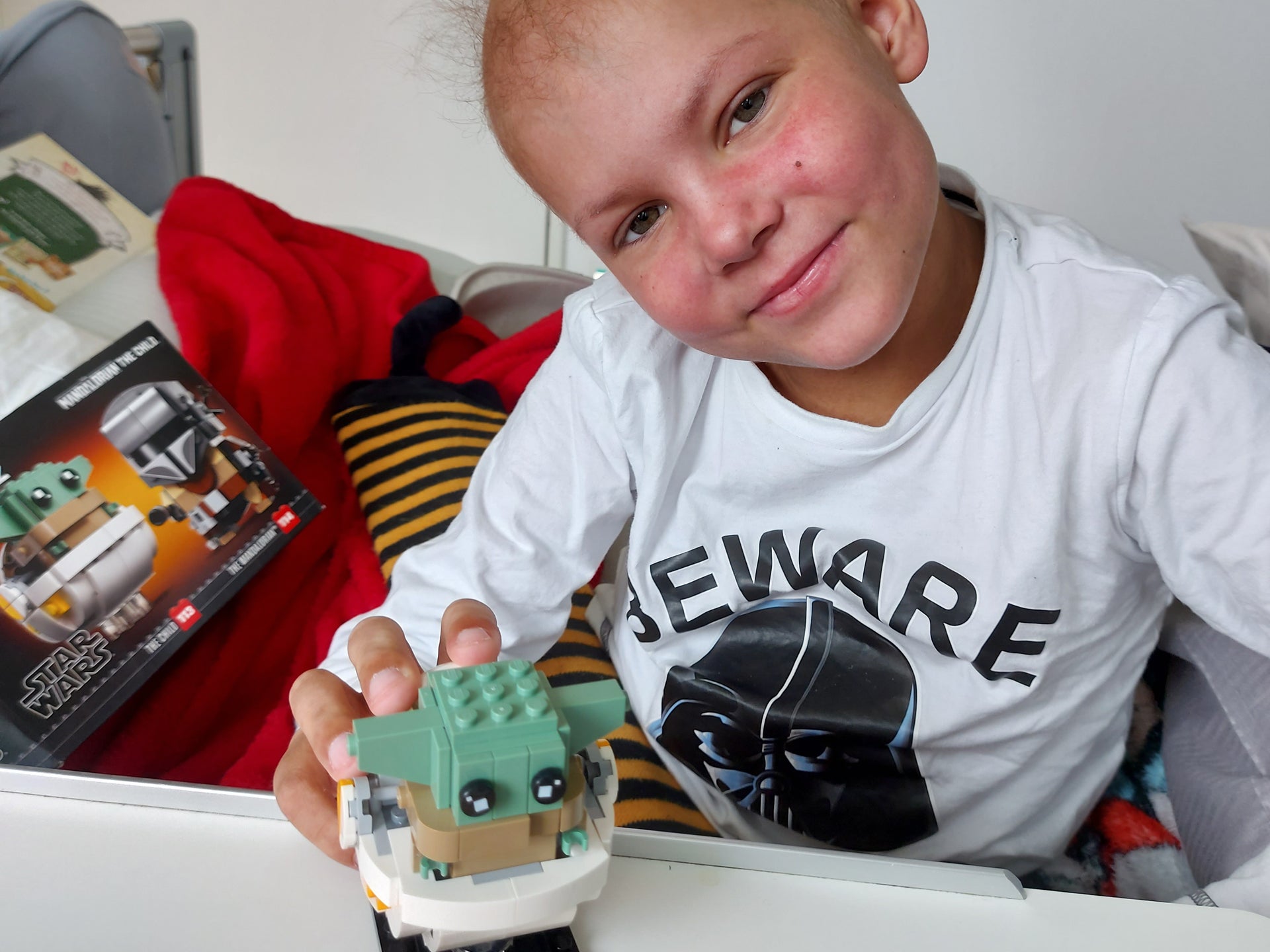 Justus während der Therapie, er hält einen Lego Yoda Justus während der Therapie, er hält einen Lego Yoda