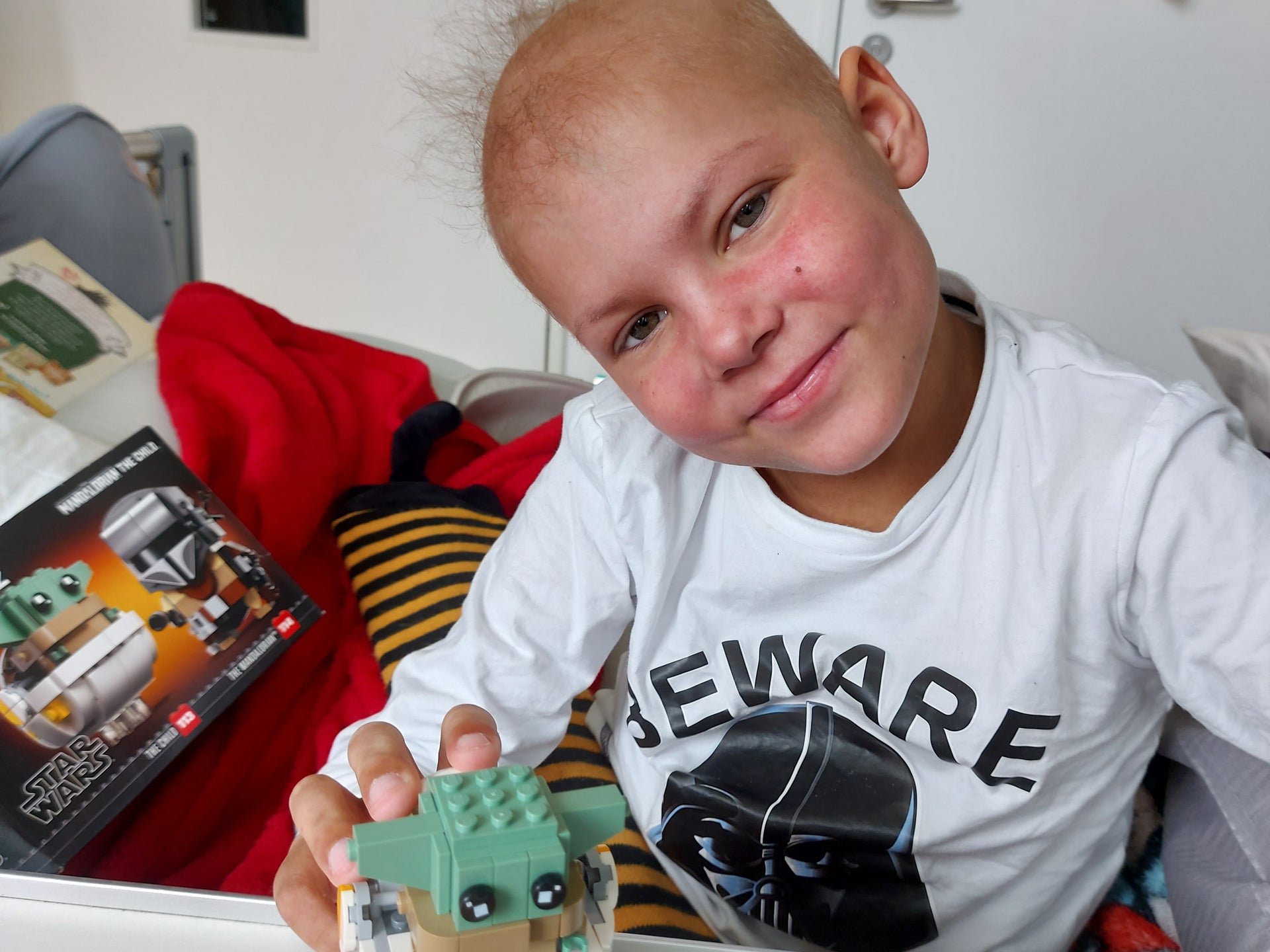Justus während der Therapie, er hält einen Lego Yoda  Justus während der Therapie, er hält einen Lego Yoda