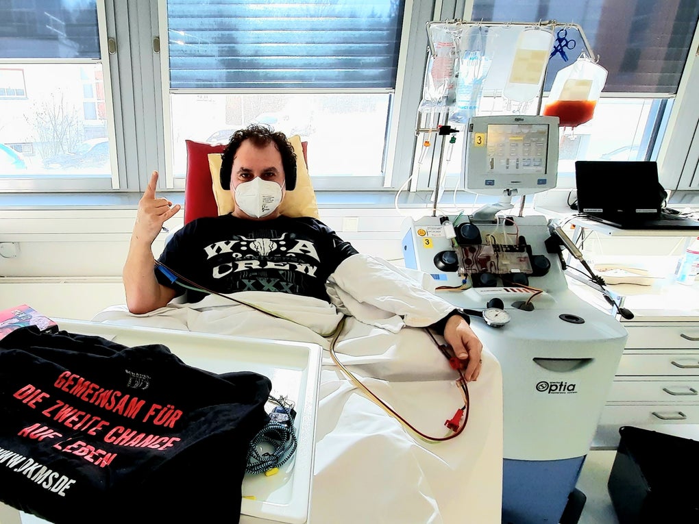 Ein Mann liegt während seiner Stammzellspende in einem Krankenhausbett Ein Mann liegt während seiner Stammzellspende in einem Krankenhausbett