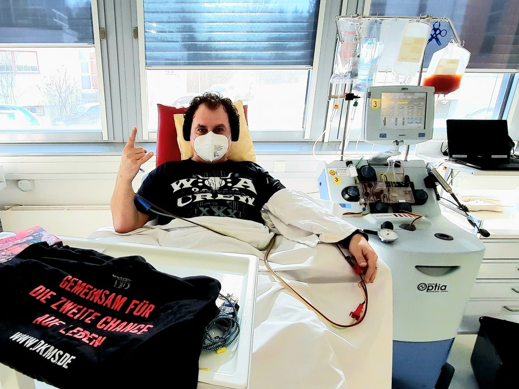 Ein Mann liegt während seiner Stammzellspende in einem Krankenhausbett Ein Mann liegt während seiner Stammzellspende in einem Krankenhausbett