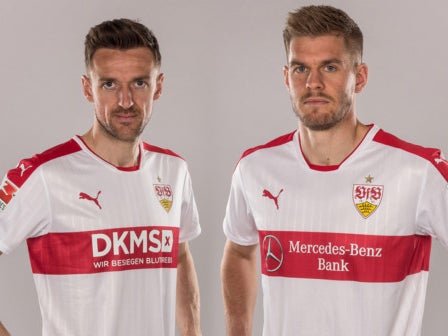 Zwei Fußballspieler des VfB Stuttgart. Der Spieler links trägt ein Trikot mit DKMS Logo Zwei Fußballspieler des VfB Stuttgart. Der Spieler links trägt ein Trikot mit DKMS Logo