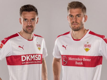 Zwei Fußballspieler des VfB Stuttgart. Der Spieler links trägt ein Trikot mit DKMS Logo Zwei Fußballspieler des VfB Stuttgart. Der Spieler links trägt ein Trikot mit DKMS Logo