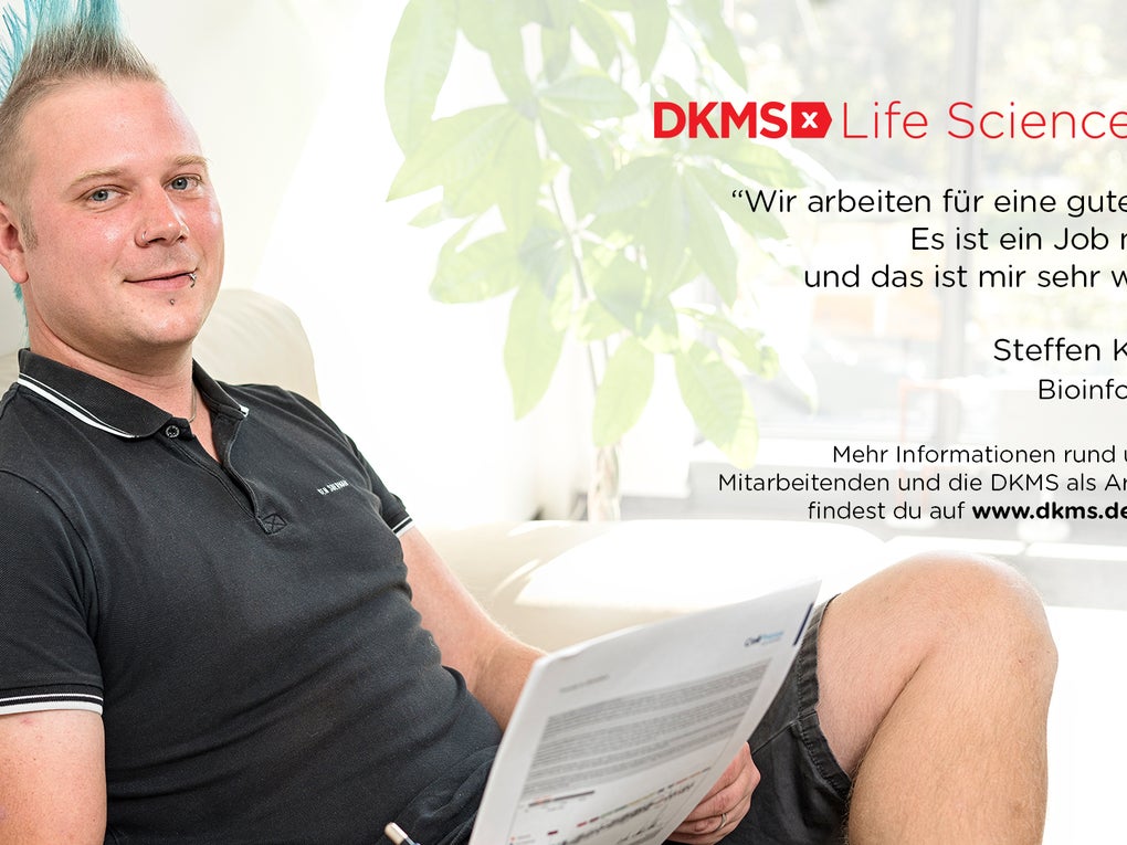 Man sieht Bioinformatiker Steffen Klasberg der neben einer Textkachel sitzt Man sieht Bioinformatiker Steffen Klasberg der neben einer Textkachel sitzt