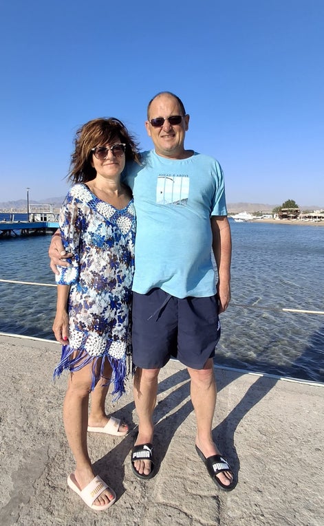 Ein Paar auf einem Steg. Ein Paar auf einem Steg.