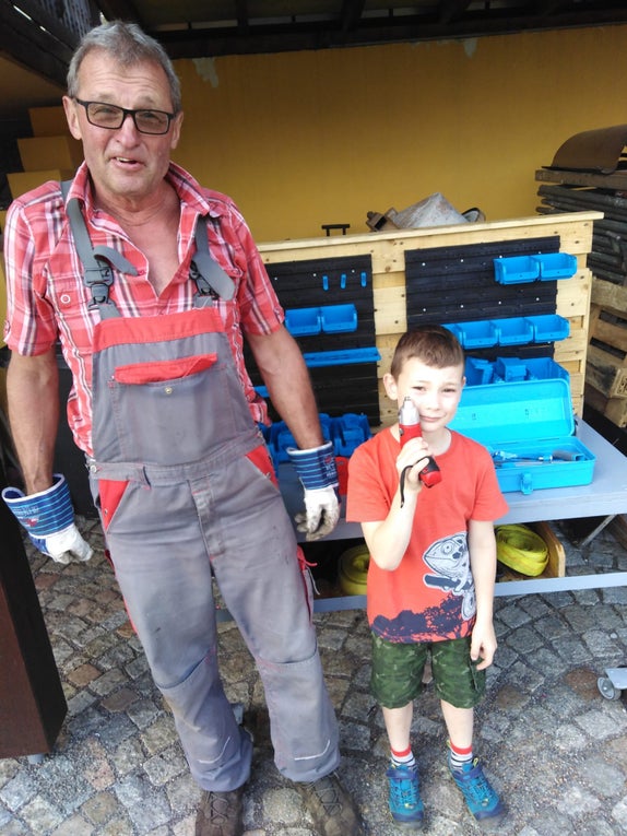 Opa Uwe mit einem seiner Enkel Opa Uwe mit einem seiner Enkel