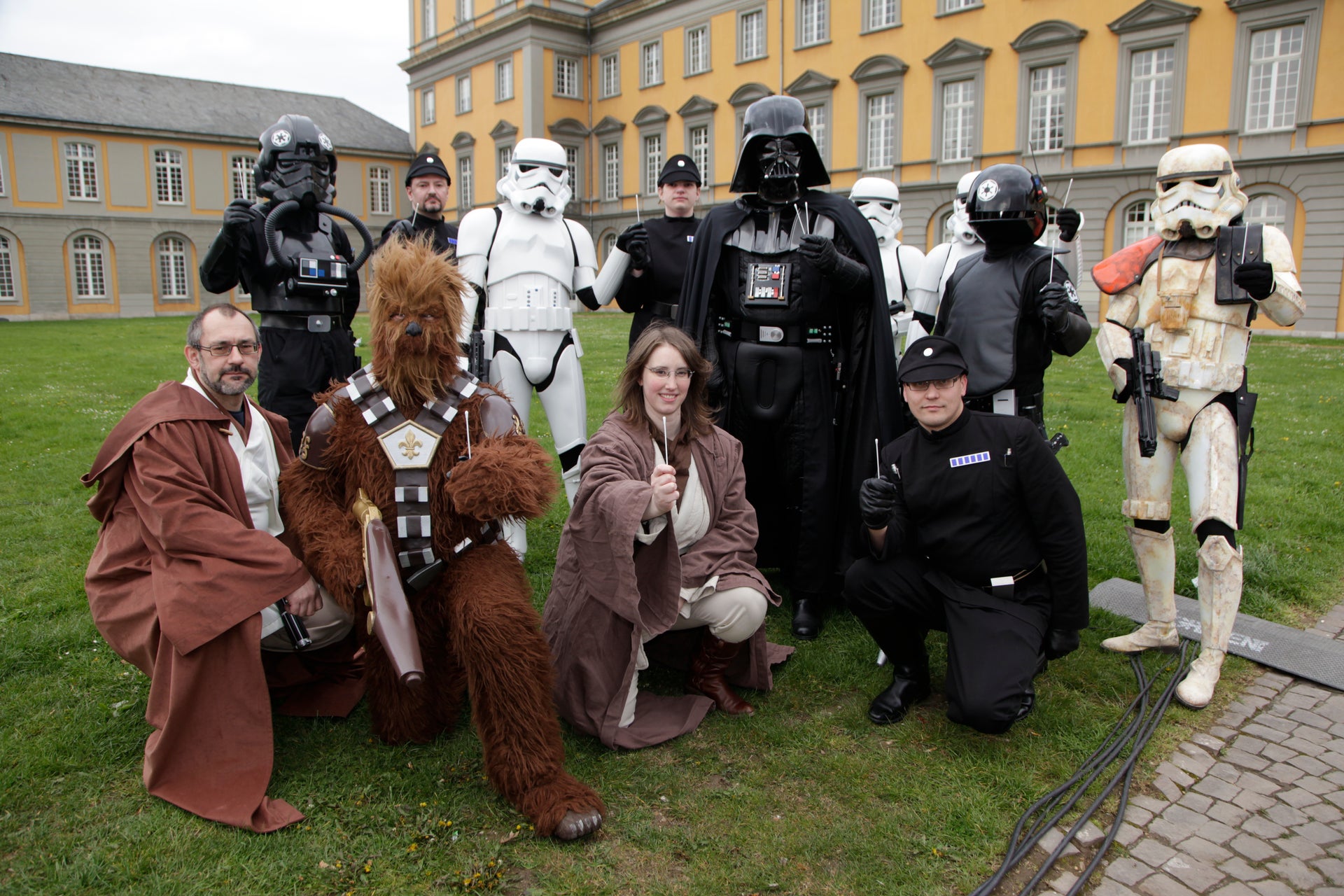 Eine Gruppe von Personen in Star-Wars Kostümen Eine Gruppe von Personen in Star-Wars Kostümen