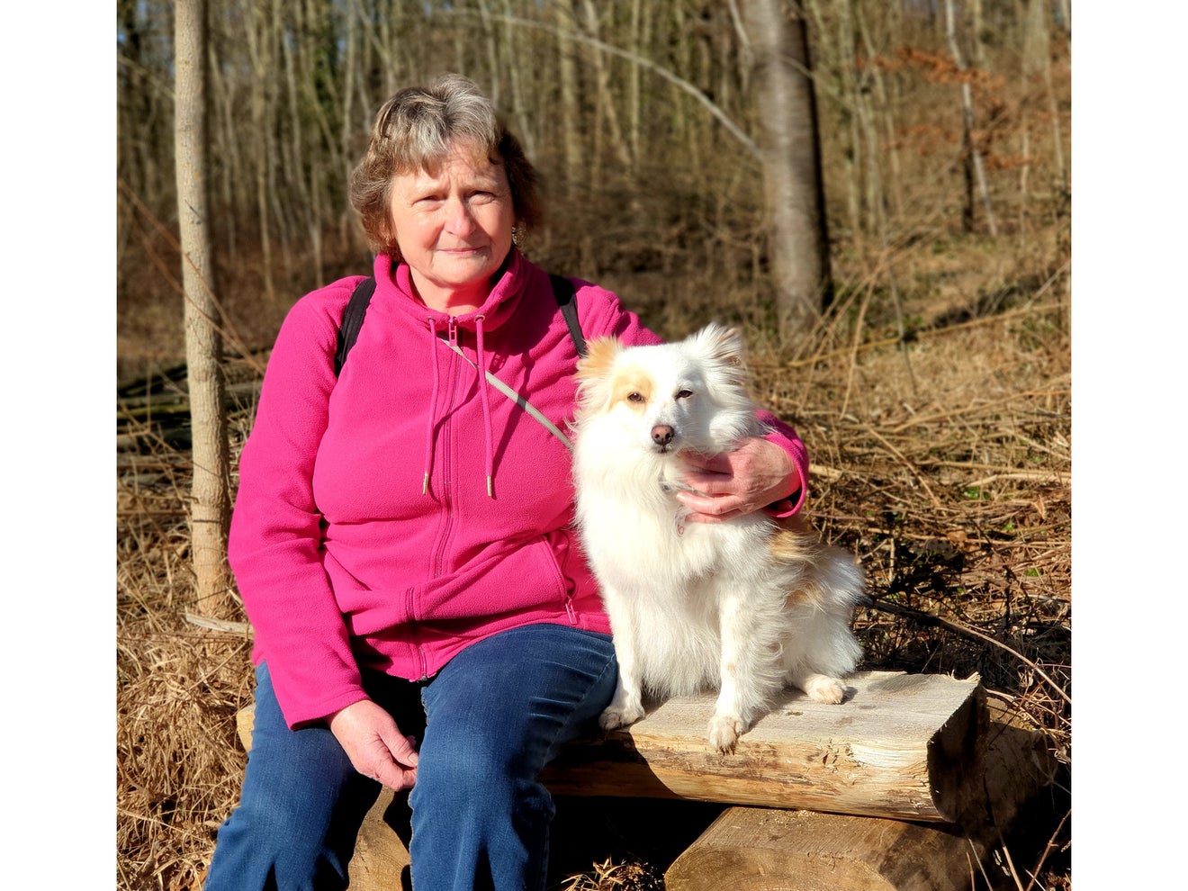 Auf dem Bild ist Agnes gemeinsam mit ihrem Hund im Wald abgebildet.