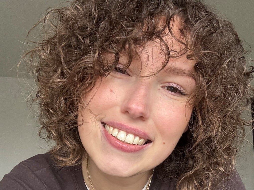 Eine Frau lächelt für ein Selfie Eine Frau lächelt für ein Selfie