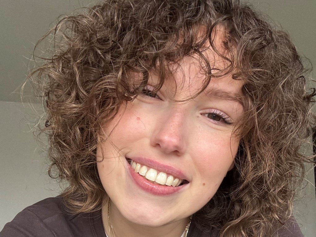 Eine Frau lächelt für ein Selfie Eine Frau lächelt für ein Selfie