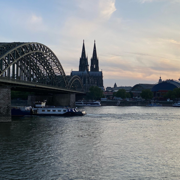 Blick auf den Rhein, Hohenzollernbrücke und den Kölner Dom Blick auf den Rhein, Hohenzollernbrücke und den Kölner Dom
