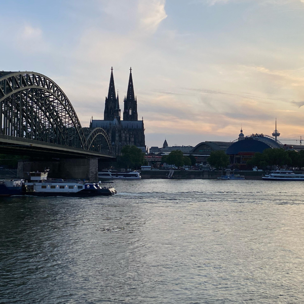 Blick auf den Rhein, Hohenzollernbrücke und den Kölner Dom Blick auf den Rhein, Hohenzollernbrücke und den Kölner Dom