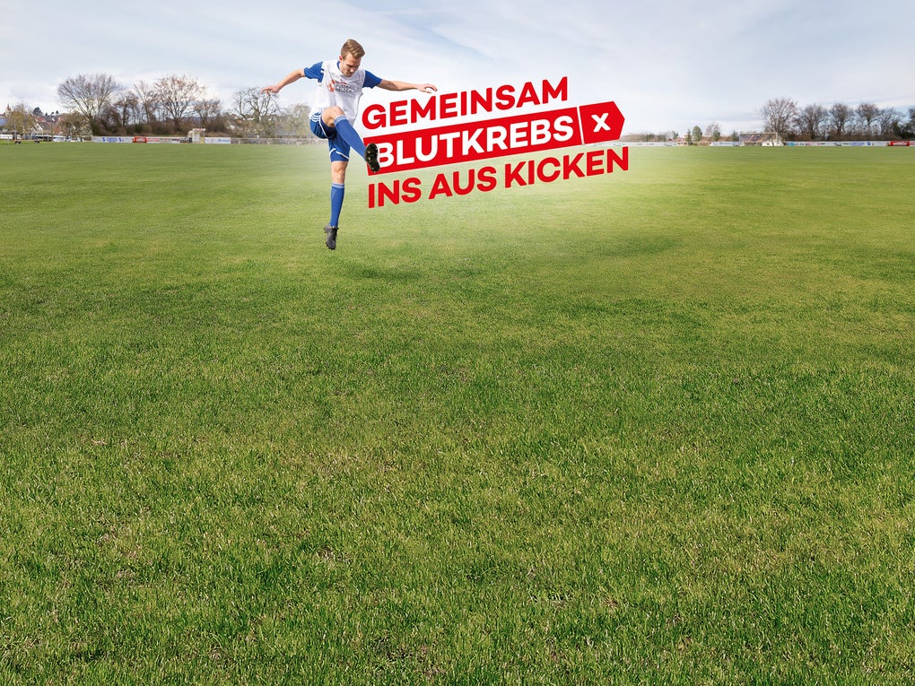 Ein Fußballer und der Slogan "GEMEINSAM BLUTKREBS INS AUS KICKEN" Ein Fußballer und der Slogan "GEMEINSAM BLUTKREBS INS AUS KICKEN"
