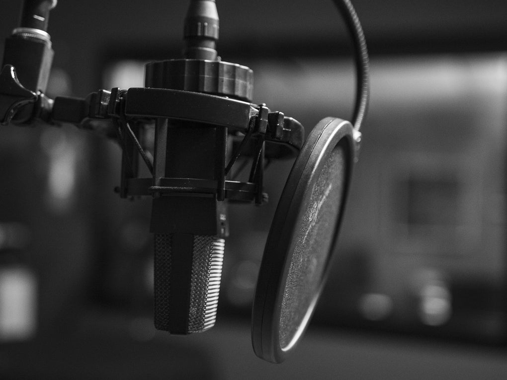 ein Studiomikrofon in Schwarz-weiß ein Studiomikrofon in Schwarz-weiß
