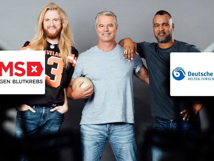 ProSieben MAXX startet Oktoberaktion für die DKMS, drei Männer posieren für ein Foto ProSieben MAXX startet Oktoberaktion für die DKMS, drei Männer posieren für ein Foto