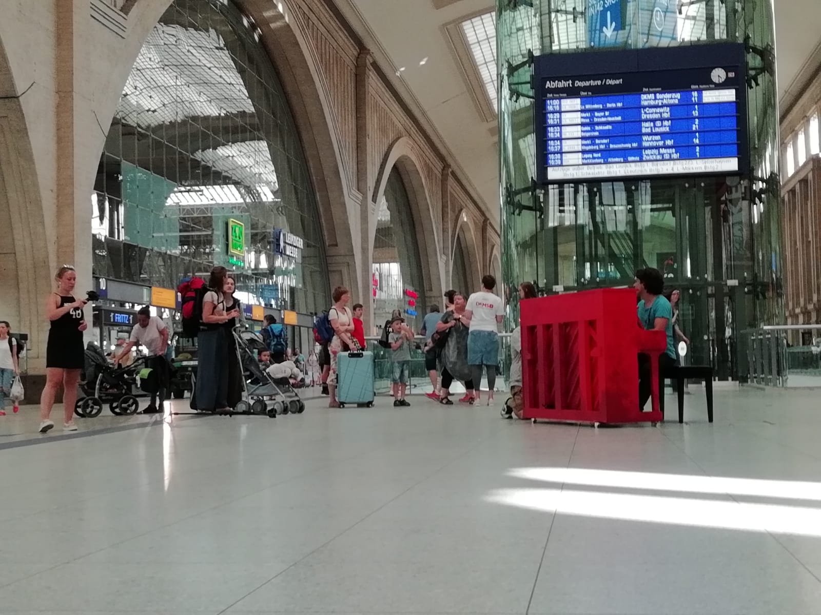 David Ianni und sein Hoffnungsklavier begleiteten den Sonderzug zum DKMS World Blood Cancer Day WBCD 2018 David Ianni und sein Hoffnungsklavier begleiteten den Sonderzug zum DKMS World Blood Cancer Day WBCD 2018