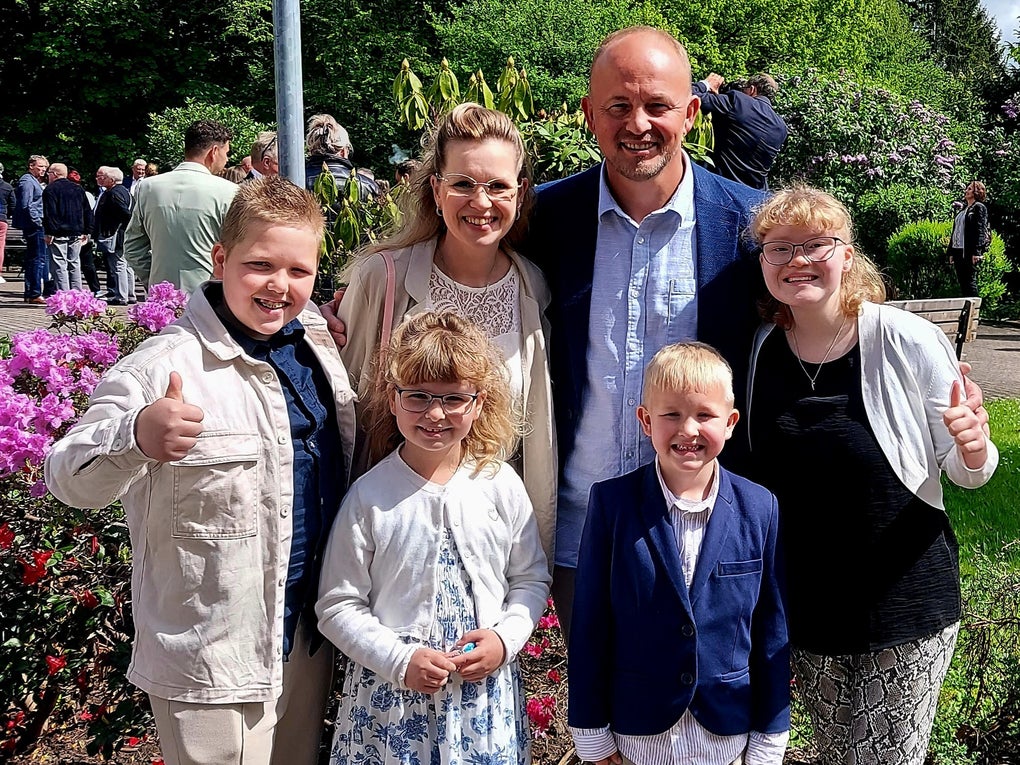 Eine Familie posiert für ein Foto. Eine Familie posiert für ein Foto.