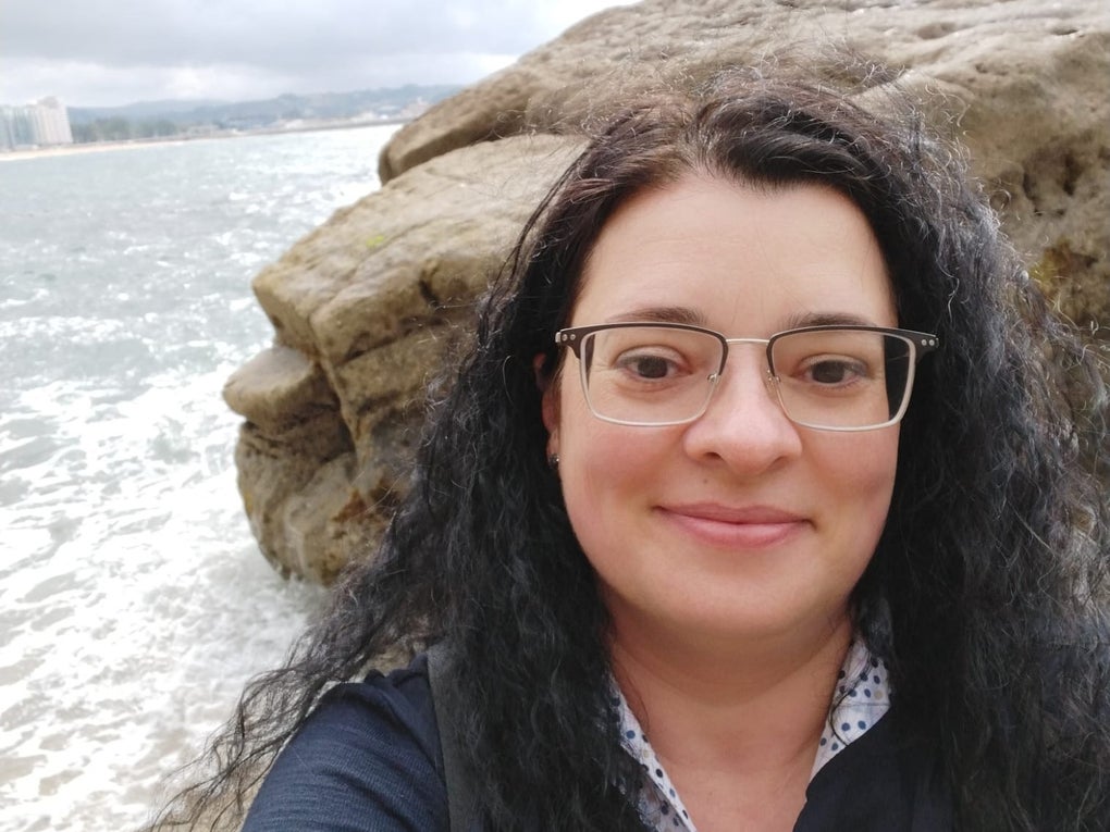 Eine Frau macht ein Selfie am Meer. Eine Frau macht ein Selfie am Meer.